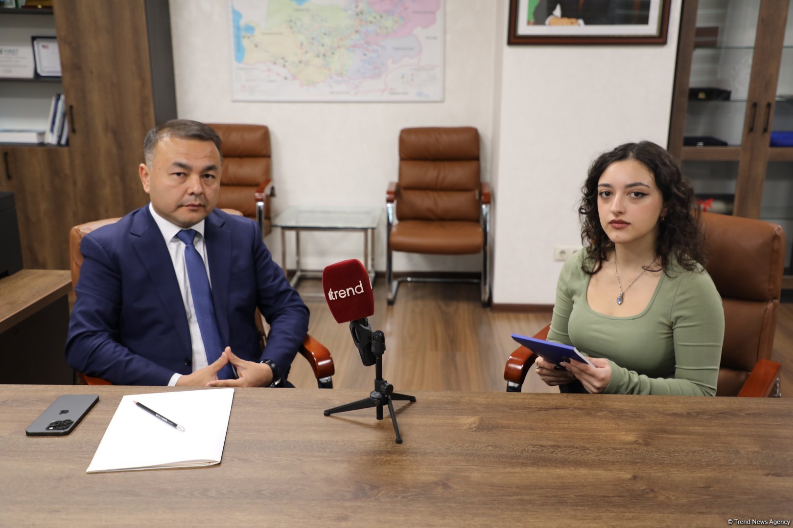 2024_11_18_aydan_alasgarli_interviewing_deputy_energy_minister_of_uzbekistan_umid_mamadaminov.jpg