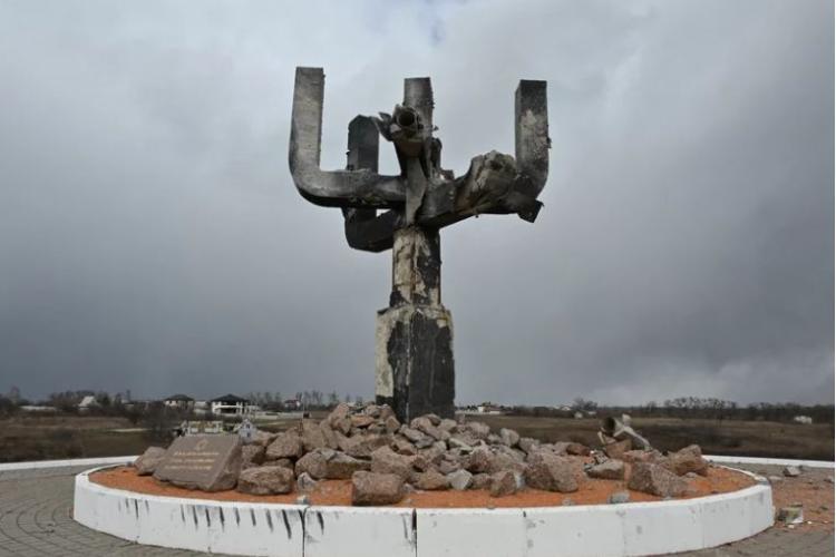 2022_04_13_A menorah memorial at the entrance of the Drobitsky Yar Holocaust memorial outside Kharkiv was damaged in Russian shelling.webp.jpg